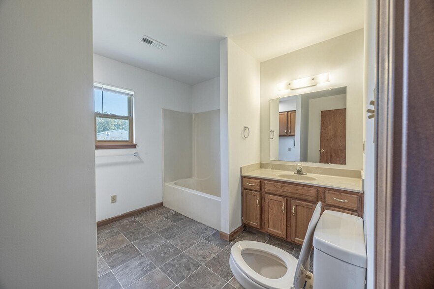 Building Photo - 10896 Oak Blvd