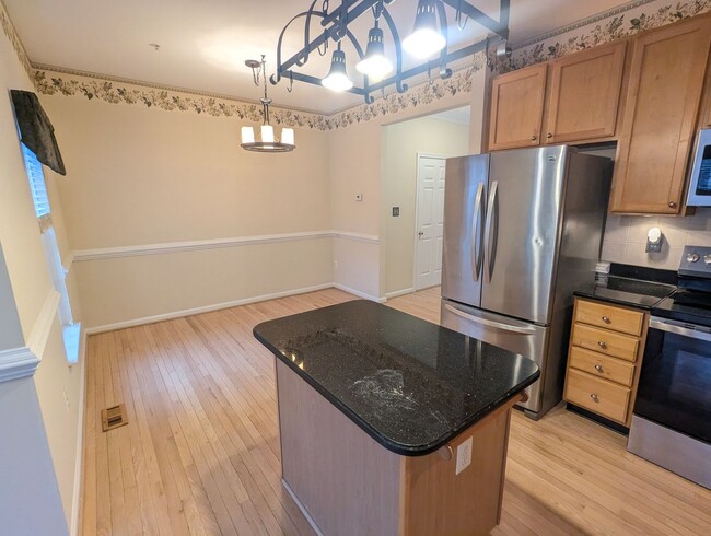 Building Photo - Townhome in *OAKDALE school district* ready for you now!