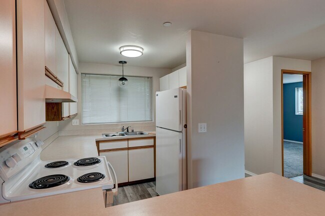 Building Photo - Three bedroom Two bath Condo at Point of V...