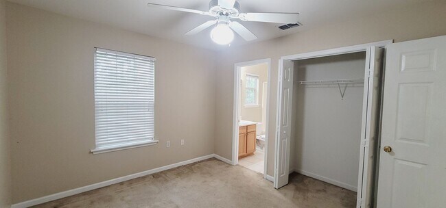 Building Photo - LOVELY NW 3/3 End Unit w/ Washer/Dryer, Open Kitchen w/ Bar, & More! $1450/month Avail June 1st!