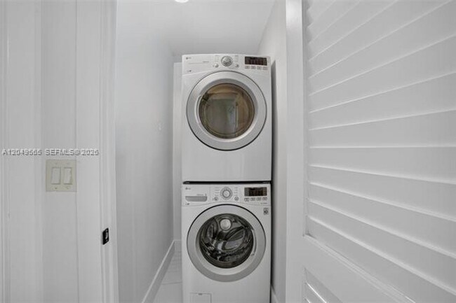 Building Photo - 6039 Collins Ave
