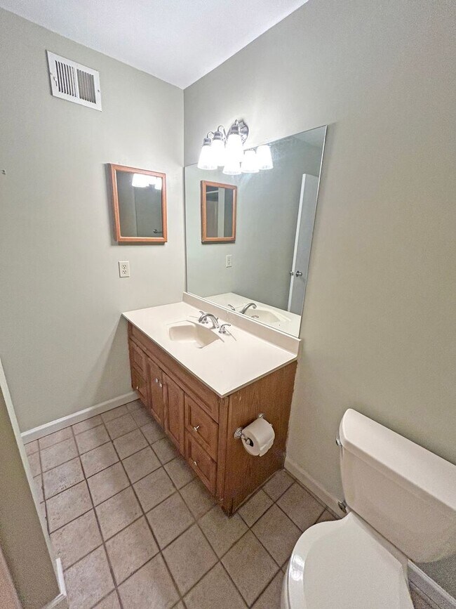 Building Photo - two bedroom two bath condo in Robinson Township!