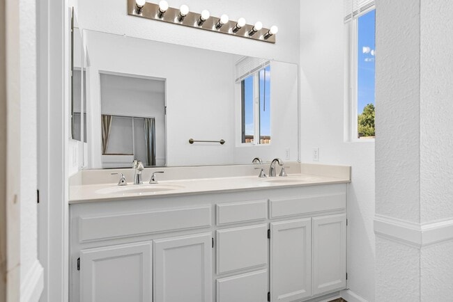 Building Photo - 533 Channel Ct