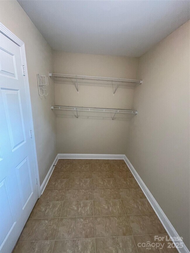 Building Photo - 120 Waterlynn Club Dr