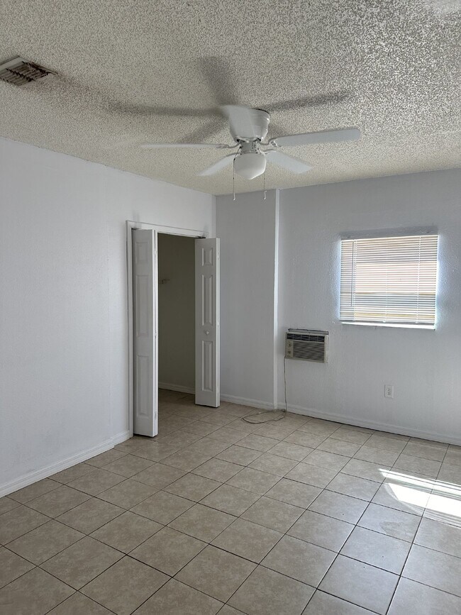Building Photo - 5 Bedroom, 2 Bathroom Single Family Home F...