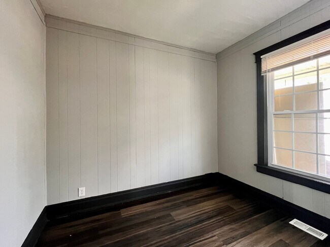 Building Photo - 2 Bedroom House