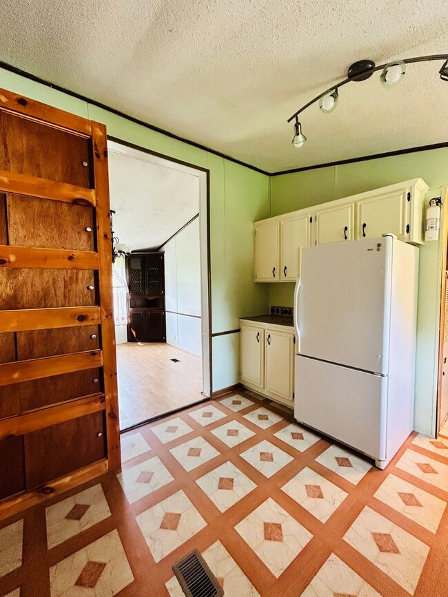 Building Photo - Country 3 Bed / 2 Bath Home for RENT