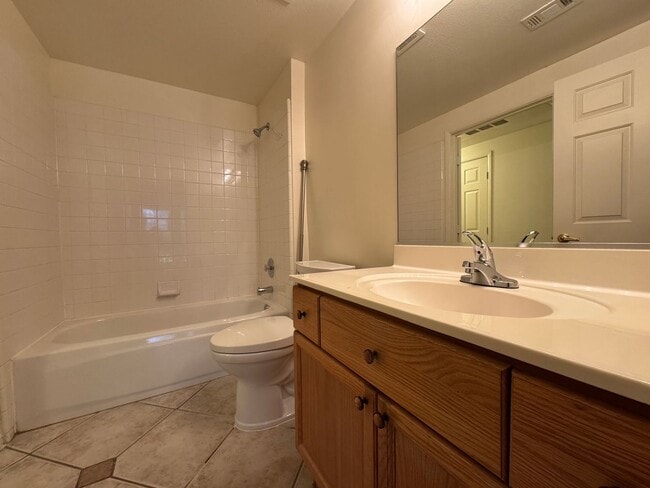 Building Photo - Ground Floor Unit with Tile Floors & Commu...