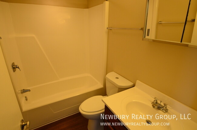 Building Photo - Spacious 2-Bedroom Apartment in a Serene C...