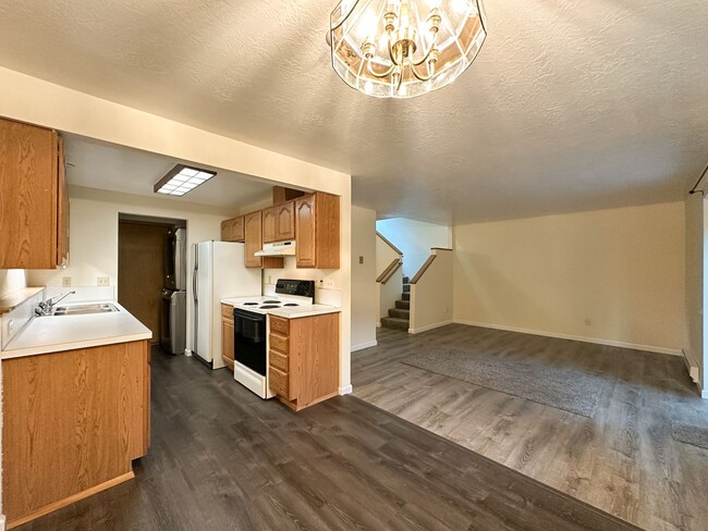 Building Photo - Charming 3-Bed Townhouse in Quiet Neighborhood Across from Park!