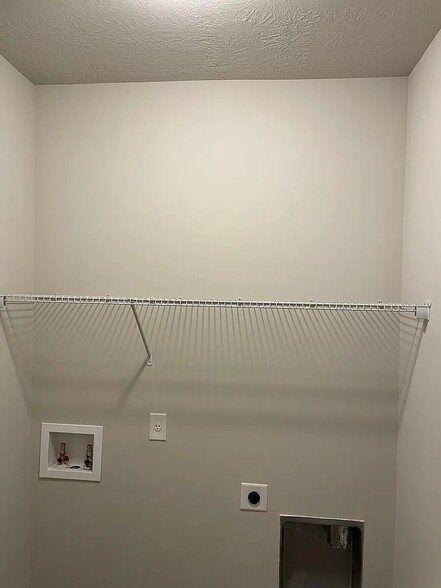 Building Photo - 8080 Cozy Knl