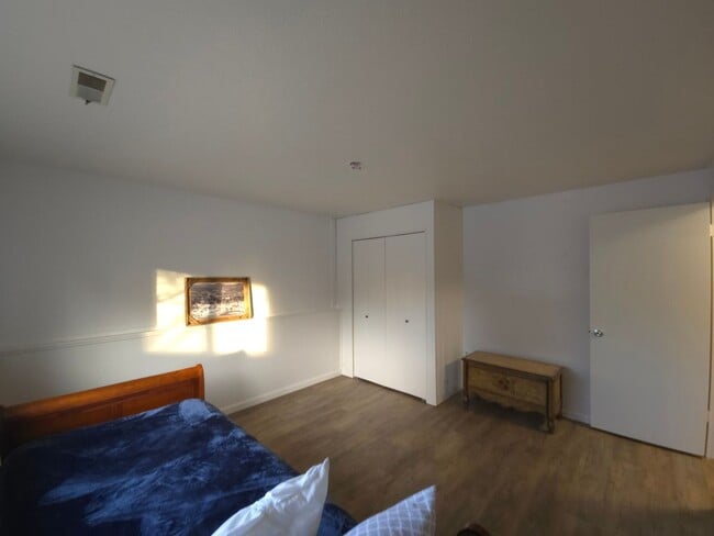 Building Photo - Fully Furnished Home