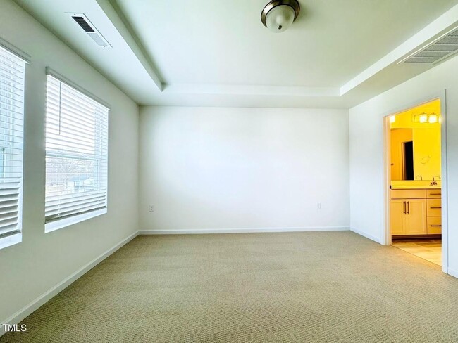 Building Photo - 4 Bedroom End Unit Townhome for Rent