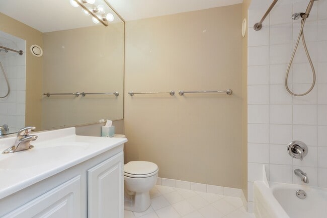 Building Photo - 345 N La Salle Dr