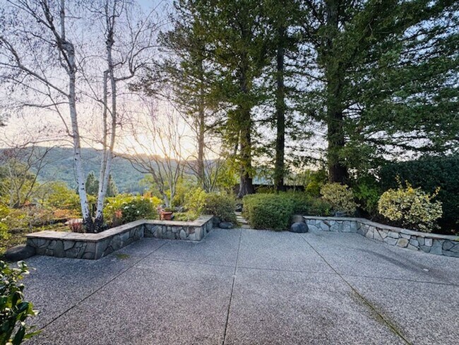 Building Photo - Wonderful 3 bedroom, 2 bath single level home in desirable Orinda Woods community-now available f...