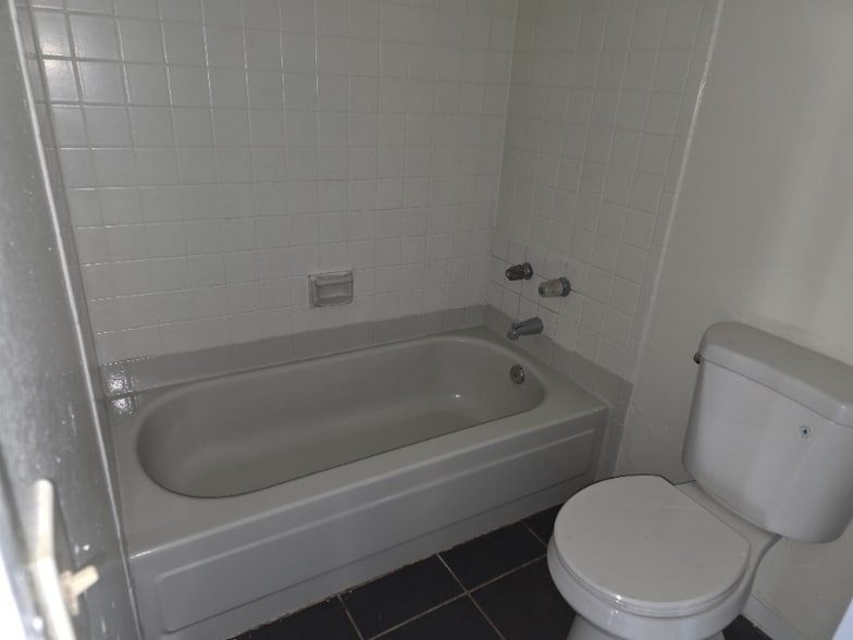 Building Photo - 2512 N Carroll St