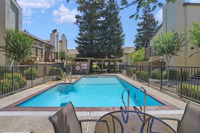 Building Photo - 3701 Colonial Dr