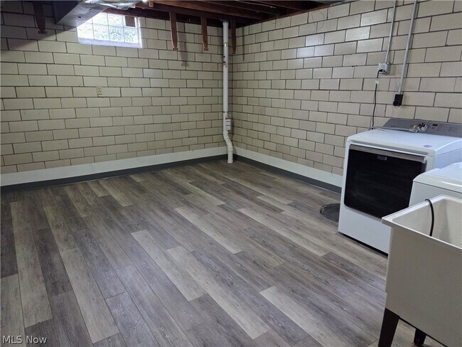 Building Photo - 3976 Faircrest St SW