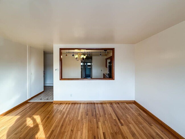 Building Photo - 14 Suburbia Ct