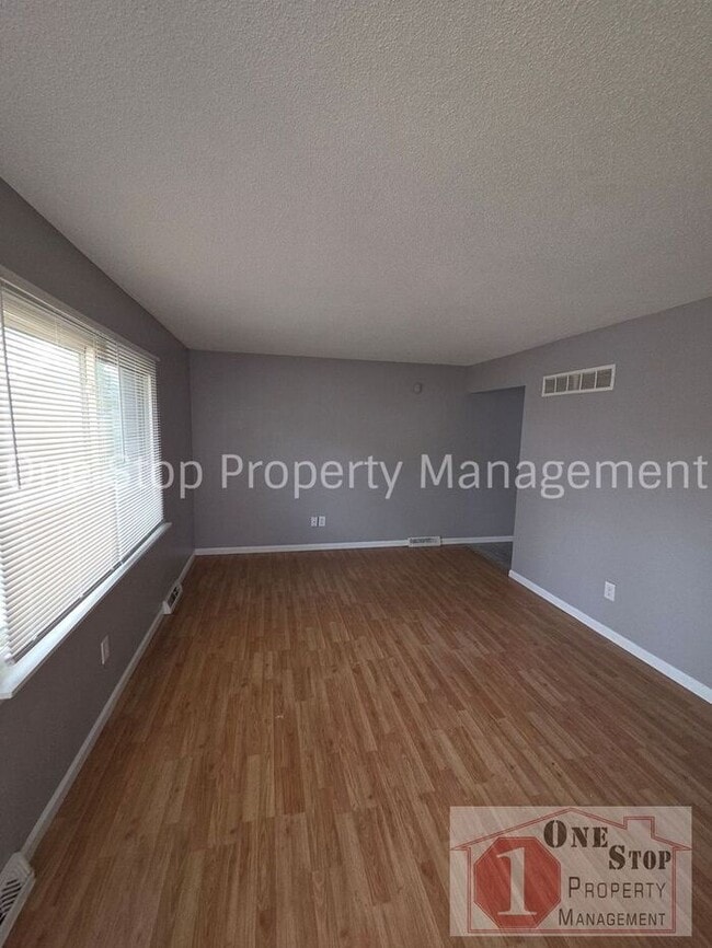 Building Photo - The Perfect 3 bedroom/2 bathroom home in Grandview, MO!