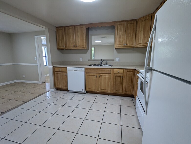Building Photo - 6941 Delisle Dr