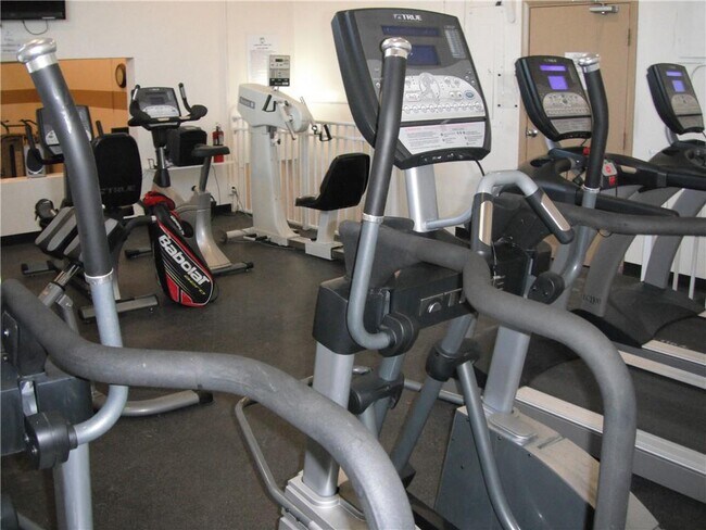 Building Photo - 660 Tennis Club Dr