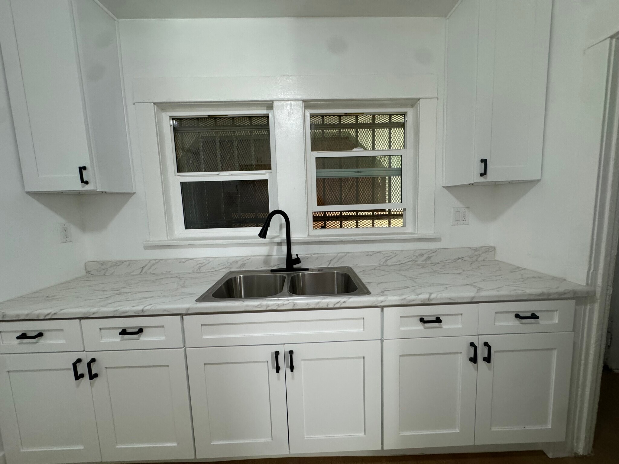 Building Photo - 5319 S Hoover St