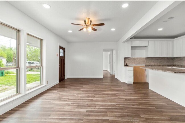 Building Photo - 1920 Spence St