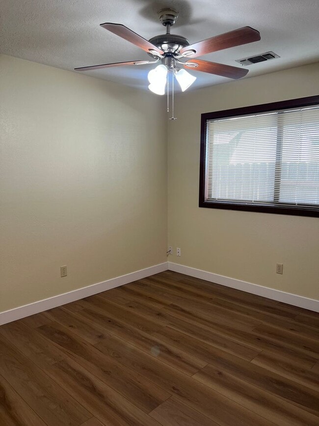 Building Photo - BEAUTIFULLY UPDATED 3 BEDROOM HOME!!