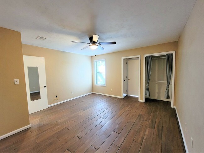 Building Photo - Spacious 3 bedroom duplex for rent in NE T...