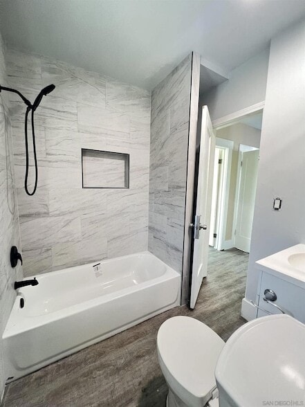 Building Photo - 4060 Oakcrest Dr