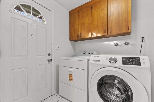 Building Photo - Bright and Updated Beacon Hill Rambler