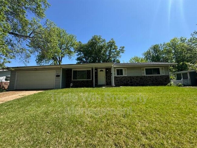 Primary Photo - 48 Wayside Dr