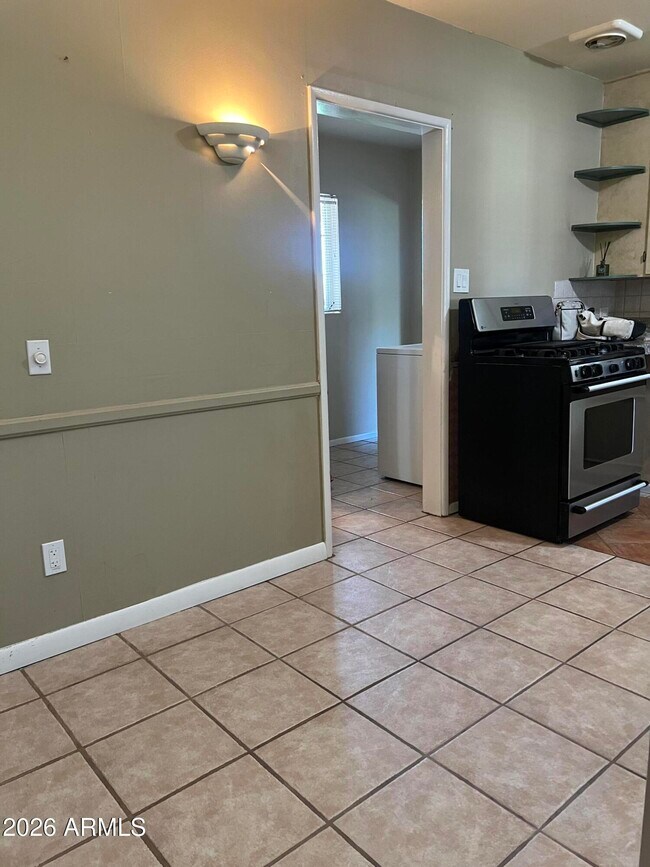 Building Photo - 4121 E Edgemont Ave