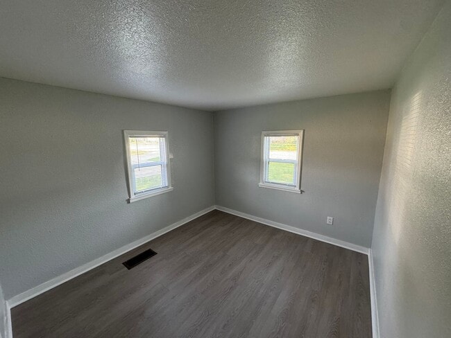Building Photo - Great Location smaller 2 bedroom house wit...
