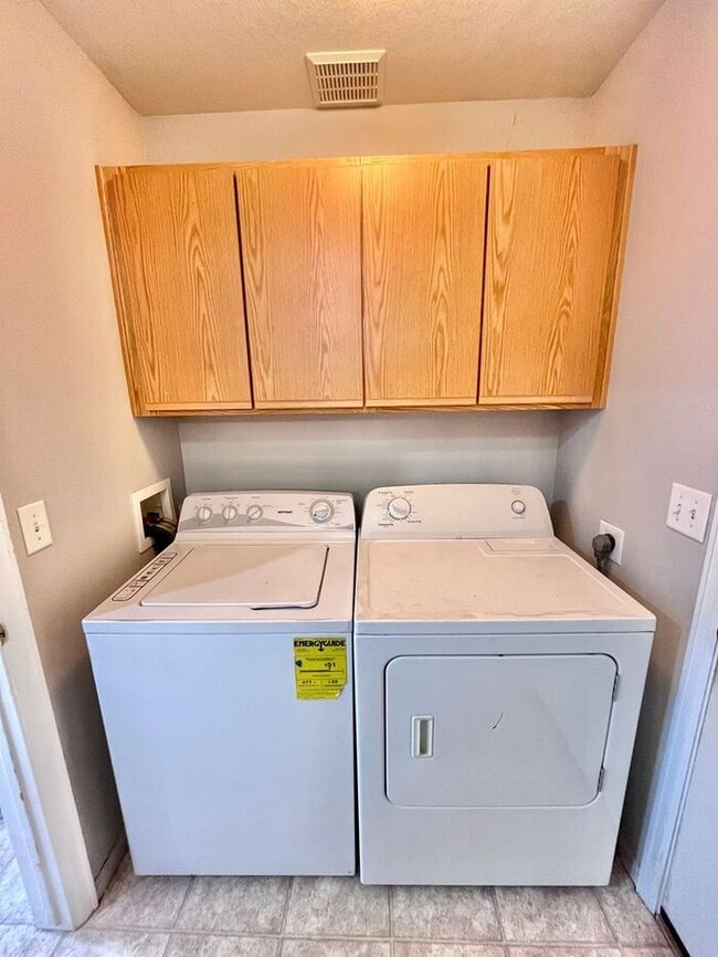 Building Photo - NEW CARPET & PAINT! Beautiful 3 Bedroom 2 ...