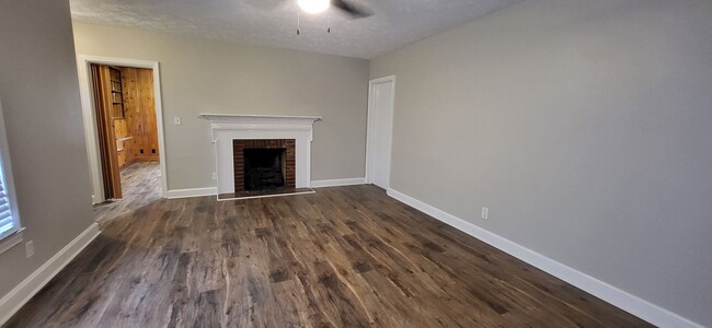 Building Photo - 3 Bedroom 1 1/2 Bath Ranch style brick hom...