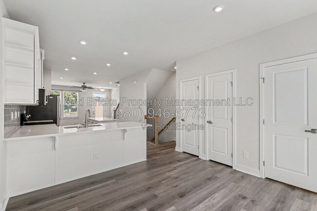 Building Photo - 1007 Simcoe Ln