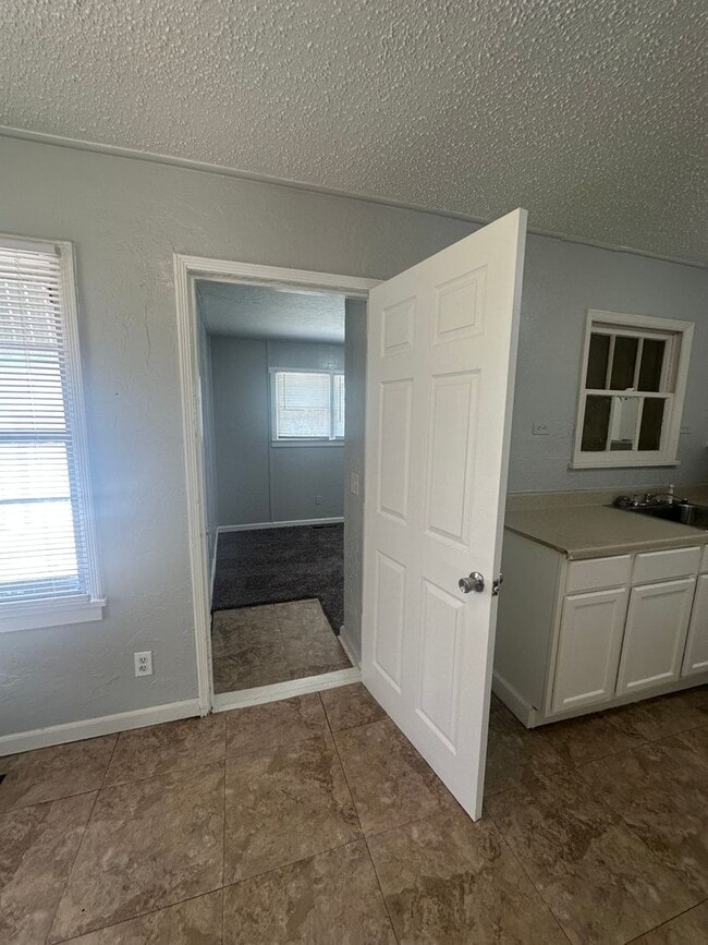 Building Photo - 2 Bed, 1 Bath, 1 Car Garage