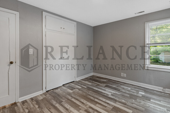Building Photo - 710 S Pershing St