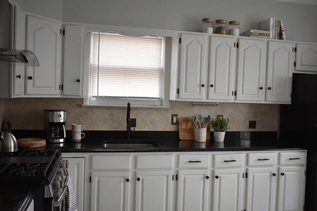 Building Photo - 44 E 4th St