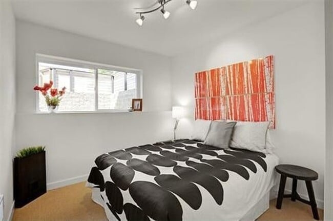 Building Photo - Spacious, light filled 3 bedroom townhome! $2895!