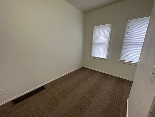 Building Photo - 909 W Taylor St