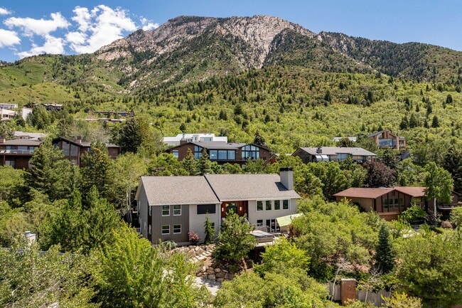 Building Photo - Stunning 5-Bedroom Modern Home with Panora...