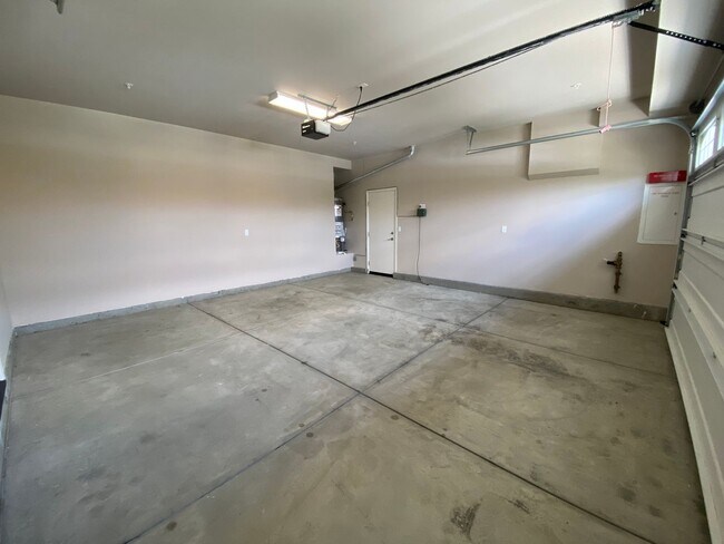 Building Photo - Remodeled 4 bedroom 3 bath home in Moorpark