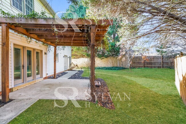 Building Photo - Enjoy Relaxation & Sophistication in this ...