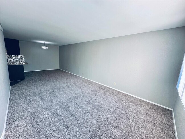 Building Photo - 601 W 11th St