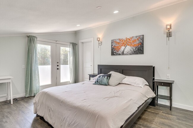 Building Photo - 372 Plum St