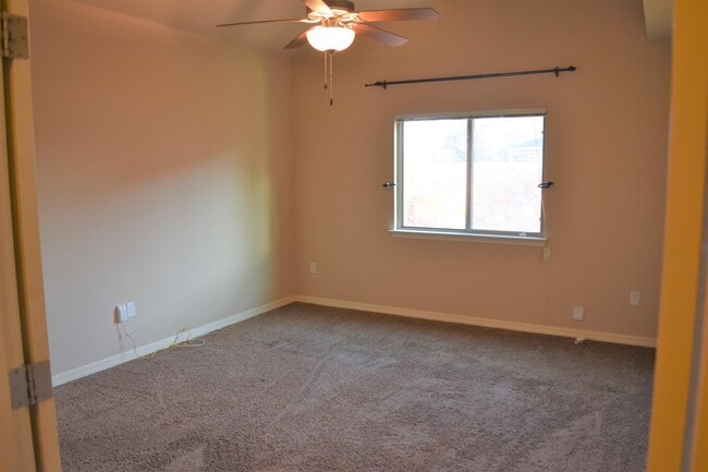 Building Photo - 14350 N Cave Dr