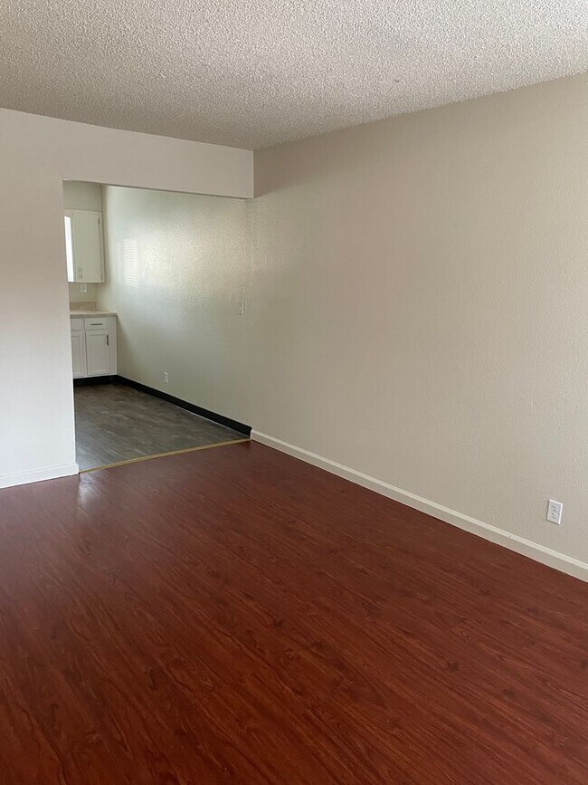 Building Photo - LOWER LEVEL 2 BED 1 BATH WITH FRESH PAINT AND NEW CARPET